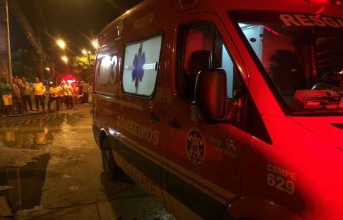 Ambulncia foi interceptada por carro branco, de onde desceram quatro encapuzados que efetuaram os disparos. Foto: Thiago Raposo/ TV Clube 