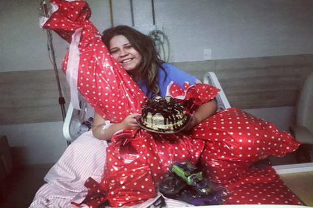 Cantora, que faz aniversrio nesta sexta, postou foto nas redes sociais se recuperando de estafa no hospital. Foto: Reproduo/Facebook