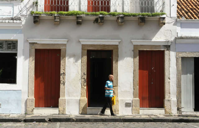No Mamam do Ptio, as casas vizinhas foram interditadas por falta de segurana e no h projeto de revitalizao em trmite. Foto: Julio Jacobina/DP