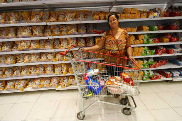Maria Jos  consumidora fiel dos produtos com validade prxima do vencimento. "Pelo preo, d para comprar duas vezes a quantidade.". Foto: Karina Morais/Esp. DP