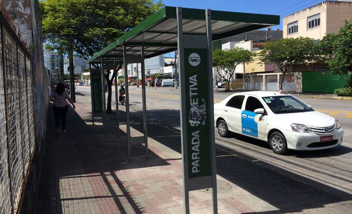 Uma parada temporria foi instalada na calada do cruzamento entre a Avenida Conde da Boa Vista e a rua Oswaldo Cruz. Foto: Henrique Souza/Esp.DP