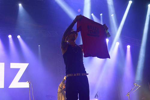 Guitarrista da Nao Zumbi, Lcio Maia ergue camisa com as palavras Vaza Temer. Ele tambm mandou dedadas para Michel e criticou a diminuio de protestos nas ruas