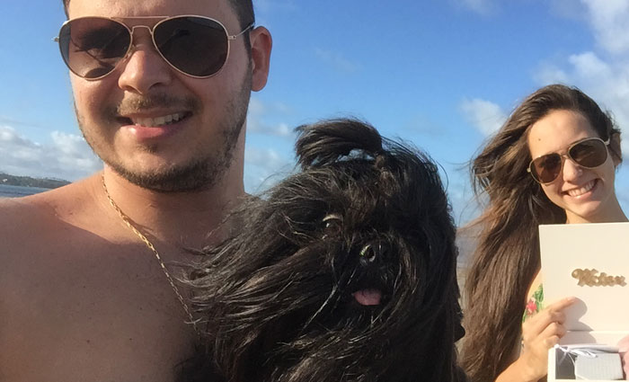 O casal Victor Hugo e Joyce - na foto com o cachorrinho Nescau - destaca o 