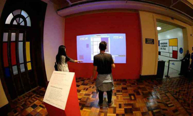 Game na entrada da exposio testa memria e agilidade do visitante a partir de reprodues de telas de Mondrian. Foto: Rodrigo Clemente/EM
