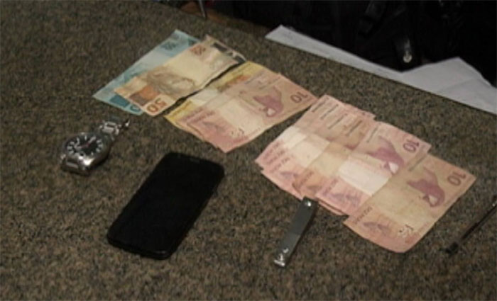 Com a dupla, de 26 anos, foram encontrados R$ 250 em dinheiro, um celular e um relgio levados dos clientes do estabelecimento. Foto: TV Clube/Reproduo