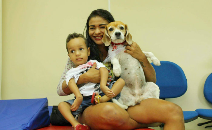 Yasmin Maria da Silva aprovou a ao que levou o beagle para sala de terapia do seu filho Renato Bejamin.
Foto: Mariana Fabrcio/DP.