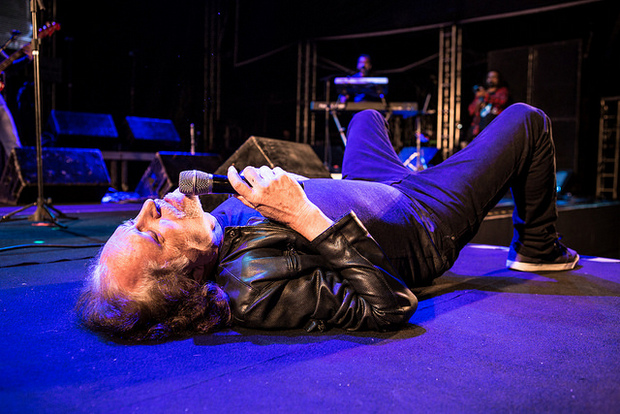 Alceu deitou no cho do palco na hora de apresentar os msicos. Foto: Juarez Ventura/ Fundarpe/ Divulgao