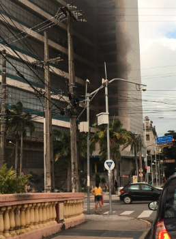 Duas viaturas dos bombeiros esto no local. Foto: Pedro Avelino/Twitter/Reproduo