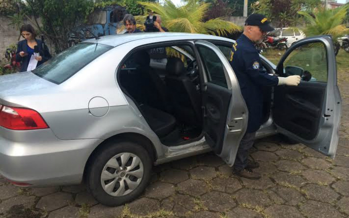 Suspeitos levaram o carro aps atirar no jovem. Foto: Wagner Oliveira/DP
