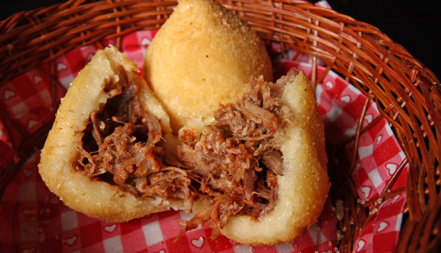 Coxinha com recheio de Cupim com Barbecue do foodtruck Dona Til. Foto: Roberto Ramos/DP