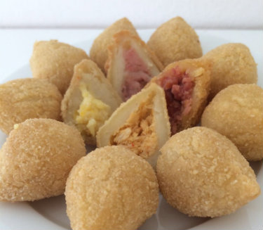 Empresrias Olga Ferraz, 23, e Rhaissa Coutinho, 24, inauguraram a loja Coxinhas du Chef, na Jaqueira. No cardpio, mini-coxinhas (12g) de frango, queijo, presunto e queijo, milho, hot dog e calabresa. Foto: Arquivo Pessoal/Reproduo