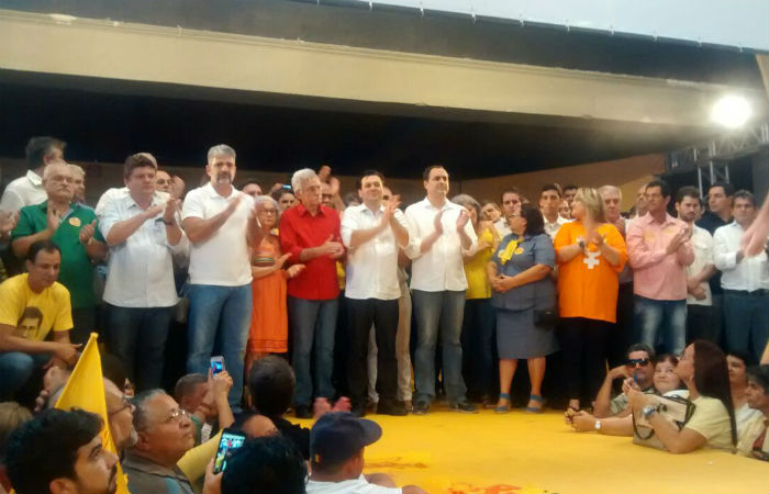 O prefeito Geraldo Julio, candidato  reeleio, subiu ao palco do Clube Internacional do Recife s 11h deste sbado. Foto: Roslia Rangel / DP