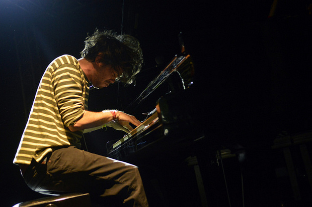 Vitor Arajo impressionou pela maneira gestual de tocar piano. Foto: Leo Caldas/ Fundarpe/ Divulgao