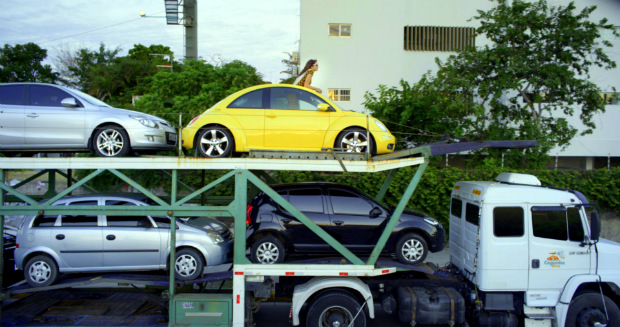 Em cena do filme, caminho transporta carros de motoristas que querem evitar o trnsito (Ivo Lopes Arajo/ Divulgao)