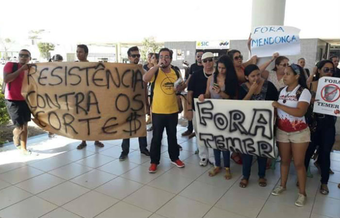 Guarda Municipal foi acionada para impedir os manifestantes de entrarem no auditrio do campus de Petrolina. Foto: Elisia Bastos/Twitter/Reproduo