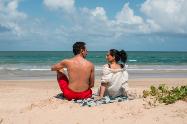 Irandhir Santos e Sonia Braga na praia do Pina em cena do filme. Foto: Victor Juc/ Divulgao