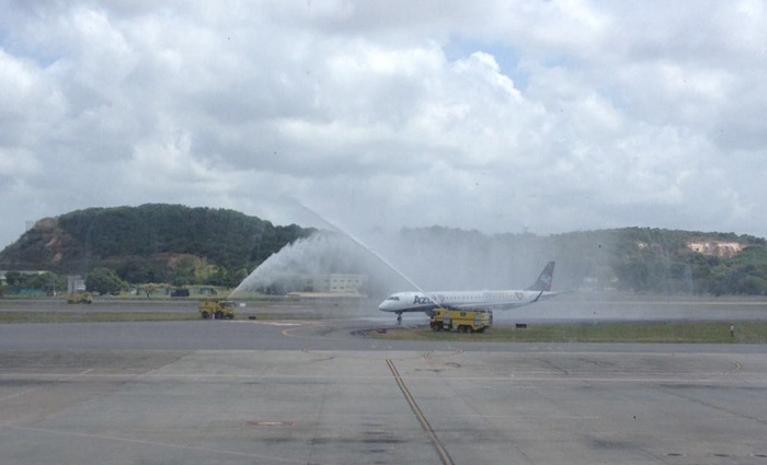 Anncio do novo voo internacional foi feito durante o batismo de uma aeronave da Azul que leva os dizeres: "Pernambuco, Corao do Nordeste". Foto: Andr Clemente/DP