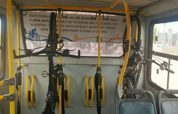 Coletivo ganhou suporte para fixar o modal de maneira segura e sem interferir na circulao dos passageiros. Foto: Mariana Fabrcio/DP