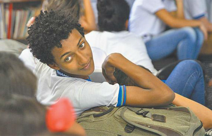 Paulo Henrique pode se expressar com seus colegas sobre sua experincia pessoal e aceitao na escola tem ajudado, inclusive,na relao com a prpria famlia. Foto: Rafael Martins/ DP 