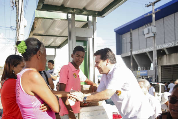 Geraldo conversou com moradores do entorno. Foto: Andrea Rgo Barros/PSB