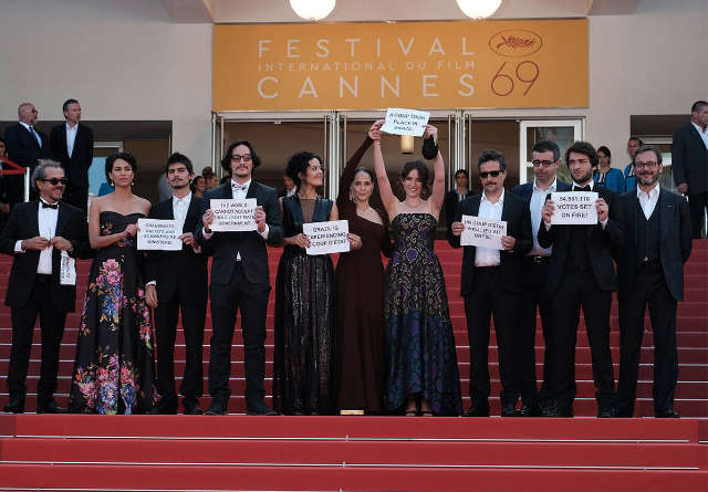 Equipe do Aquarius protestou contra o impeachment durante o Festival de Cannes. Foto: M. Petit/FDC