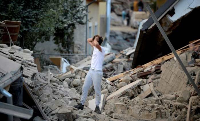 Um homem  visto entre os escombros aps forte terremoto, em Amatrice, Itlia. Foto: Filippo Monteforte/AFP 
