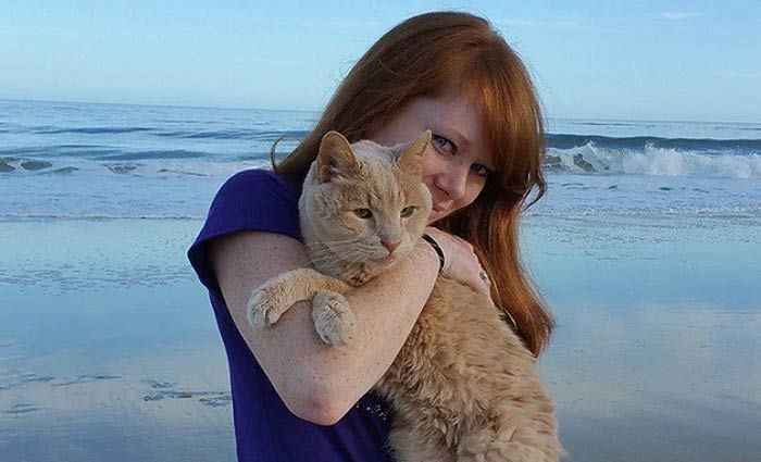 Tigger e Adriene em uma de suas aventuras na praia. Foto/Tigger%u2019s Story- The 21 yr. Old Cat & His Bucket List/Reprodução Tigger e Adriene em uma de suas aventuras na praia. Foto/Tigger%u2019s Story- The 21 yr. Old Cat & His Bucket List/Reprodução
