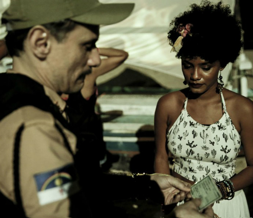 Durante revista da polcia, os jovens brancos so liberados, e os negros, detidos. Foto: TV Globo/Reproduo