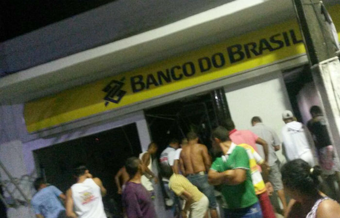 Agncia do Banco do Brasil de Condado foi totalmente destruda.  Foto: Reproduo/ WhatsApp