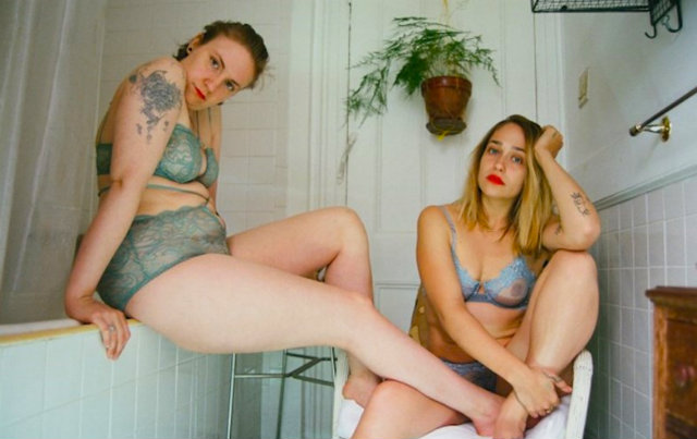 Lena Dunham e Jemima Parker posam para campanha "Para mulheres que vestem lingerie como uma carta de amor para si mesmas". Foto: Lonely/Reproduo