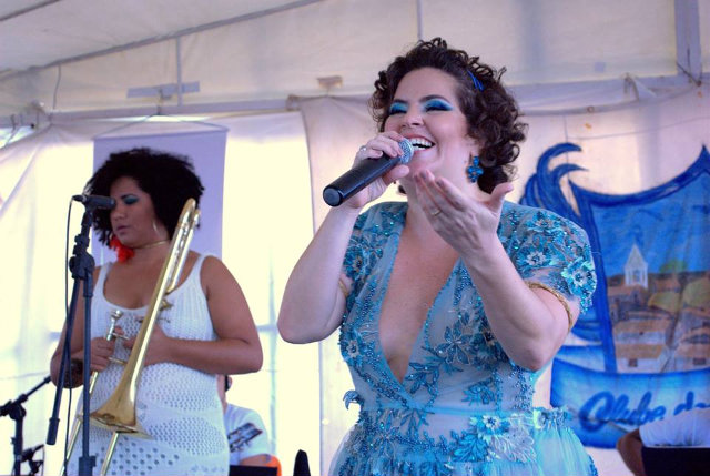 Karynna Spinelli recebe convidadas no palco do Morro da Conceio, na Zona Norte do Recife. Fotos: Nilton Leal/Divulgao