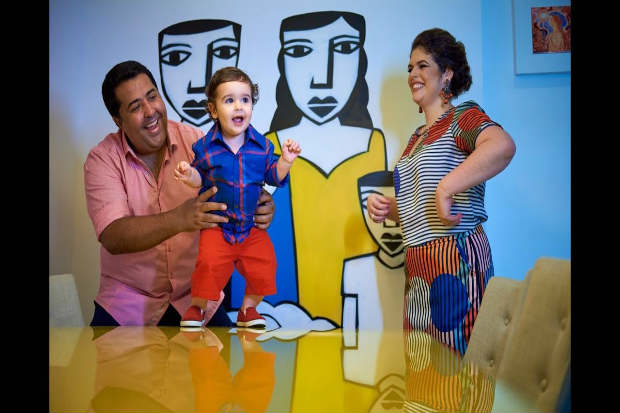 O arquiteto Silvio Rodrigues, a esposa Mariana Lucena, e o filho de 1 ano, Enrico, aprovaram sala com pintura de Derlon. Crdito: Antonio Flix/Divulgao