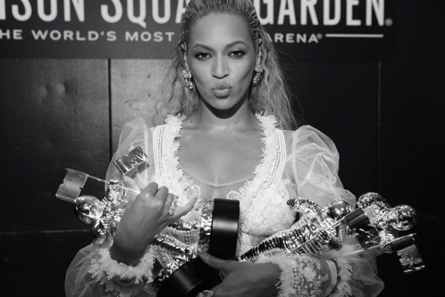 Cantora levou para casa sete astronautas, cone da premiao. Foto: Beyonc/Divulgao