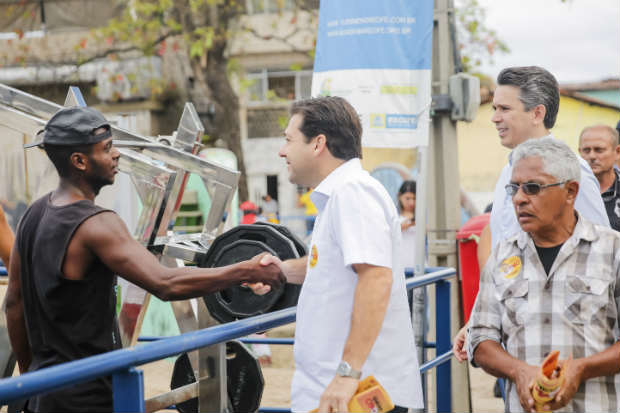 Prefeito-candidato fez panfletagem no Ibura e conversou com moradores. Foto:Andrea Rego Barros/PSB