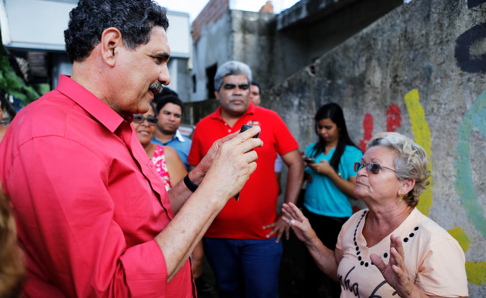 Ex-prefeito filma moradora que faz desabafos sobre a falta de posto de sade (PT/divulgao)