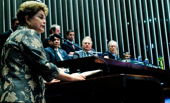 Aps mais de 14 horas no Senado, a presidenta Dilma Rousseff encerrou sua participao na sesso respondendo s perguntas da acusao e da defesa. Foto: Geraldo Magela/Agncia Senado