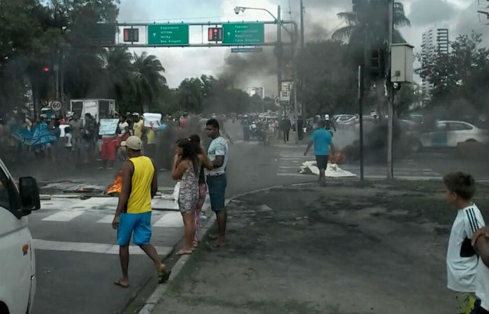 Manifestantes queimaram pneus e pedaos de madeira nas imediaes do Unicordis. Foto: CTTU/ Divulgao