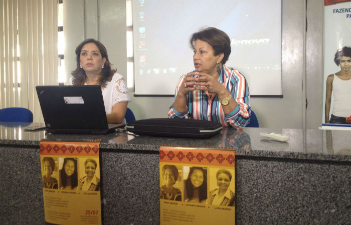 As delegadas Inalva Regina e Ana Elisa Sobreira apresentam mandado de priso expedido pela justia contra o suspeito. Foto: Ana Paula Neiva/ DP
