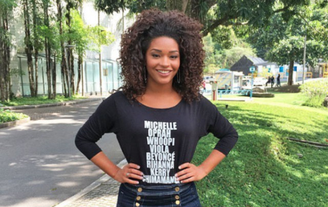 Atriz compartilhou foto em que usava camisa com nomes de celebridades negras. Foto: Instagram/Reproduo