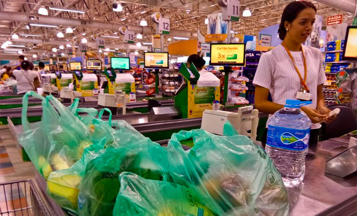 Alm de escolher a frequencia na ida s compras, outra dica para no gastar muito  comprar o produto na quantidade adequada  realidade. Foto: Rafael Neddermayer/FP