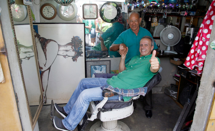Carlos Augusto senta no salo Novo Visual, no Vasco da Gama, para tirar fotos ao lado do barbeiro Francisco Amaro Soares. O salo existe desde 1943. Bigode custa R$ 2, barba R$ 8 e cabelo R$ 10. Divulgao/PV (Divulgao/PV)