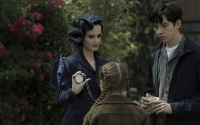 Nova cena indita do filme mostra Eva Green apresentando o orfanato para Asa Butterfield. Foto: Reproduo/FOX