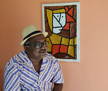 Manoelzinho Salu expe as habilidades com os bordados de lantejoulas e miangas, inspirados na cultura popular local. Foto: Divulgao