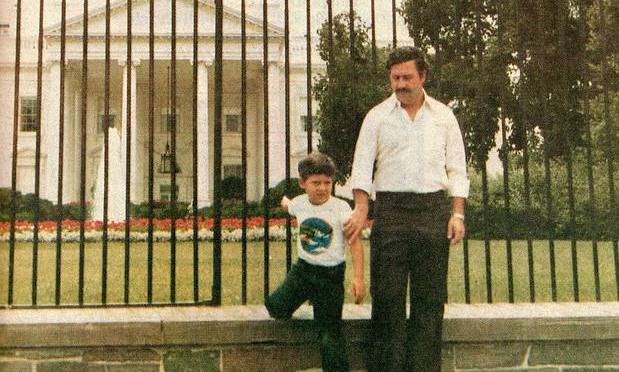 Sebastian Marroquin e Pablo Escobar em frente  Casa Branca, em 1981. Foto: reproduo da internet/divulgao