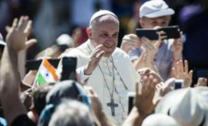 O papa Francisco  cumprimenta  fiis. Foto: Agncia  Lusa/EPA/Angelo Carconi (O papa Francisco  cumprimenta  fiis. Foto: Agncia  Lusa/EPA/Angelo Carconi)