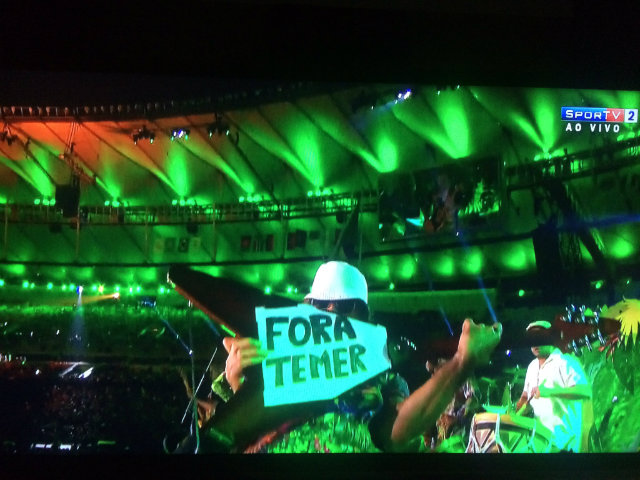 Colada  guitarra, a frase "Fora Temer" chamou a ateno durante o show da Nao Zumbi. Foto: SporTV/Reproduo