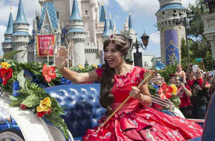 Elena de Avalor, nica inspirada na cultura latina, desfilou de carruagem pelo parque, para alegria da garotada. Foto: David Roark/Disney/Divulgao