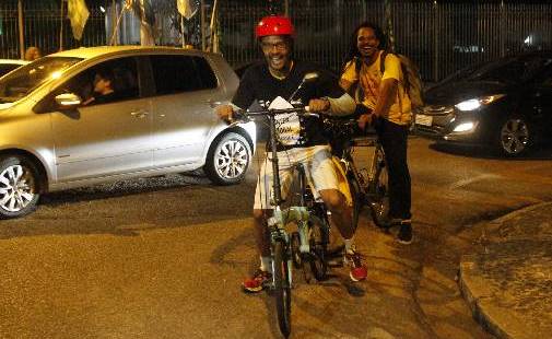  (Candidato do PSol chegou de bicicleta. Foto: Ricardo Fernades/DP)