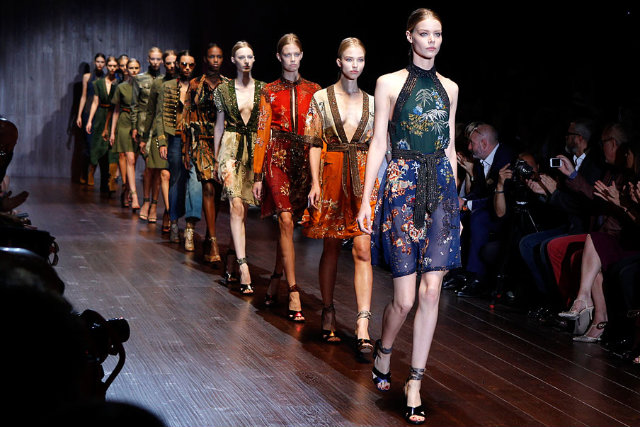 Grandes marcas de moda, entre elas Gucci, Blugirl e Alberta Ferretti, participam do evento para apresentar as novidades. Foto:ffw/Reprodução. Grandes marcas de moda, entre elas Gucci, Blugirl e Alberta Ferretti, participam do evento para apresentar as novidades. Foto:ffw/Reprodução.