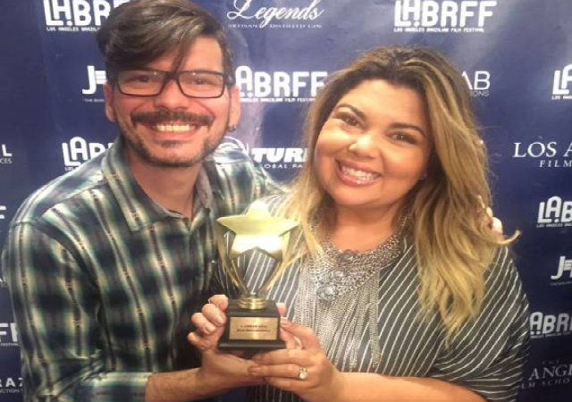 Chico Amorim e Fabiana Karla com o prmio do Los Angeles Brazilian Film Festival. Foto: Twitter/Reproduo.